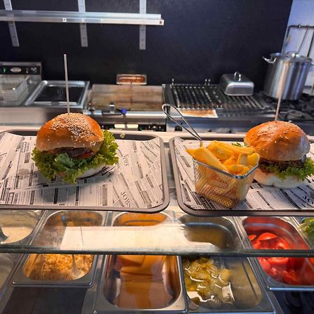 Hotel Zur Alten Stadtkellerei Leipzig Ngoại thất bức ảnh A burger being prepared at a restaurant