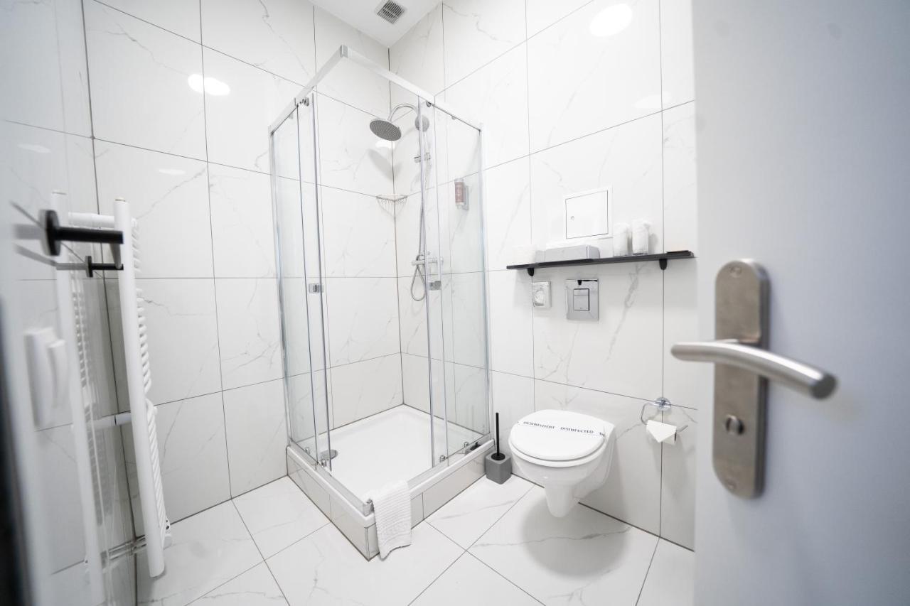 Hotel Zur Alten Stadtkellerei Leipzig Ngoại thất bức ảnh A shower cubicle