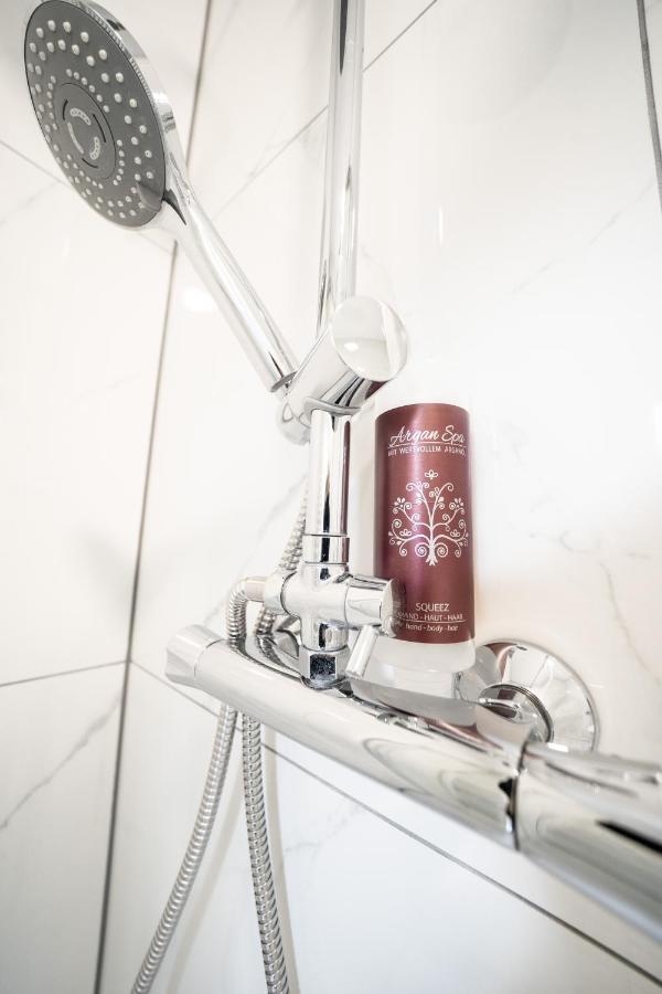 Hotel Zur Alten Stadtkellerei Leipzig Ngoại thất bức ảnh A shower gel