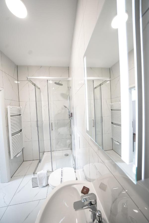 Hotel Zur Alten Stadtkellerei Leipzig Ngoại thất bức ảnh A shower enclosure