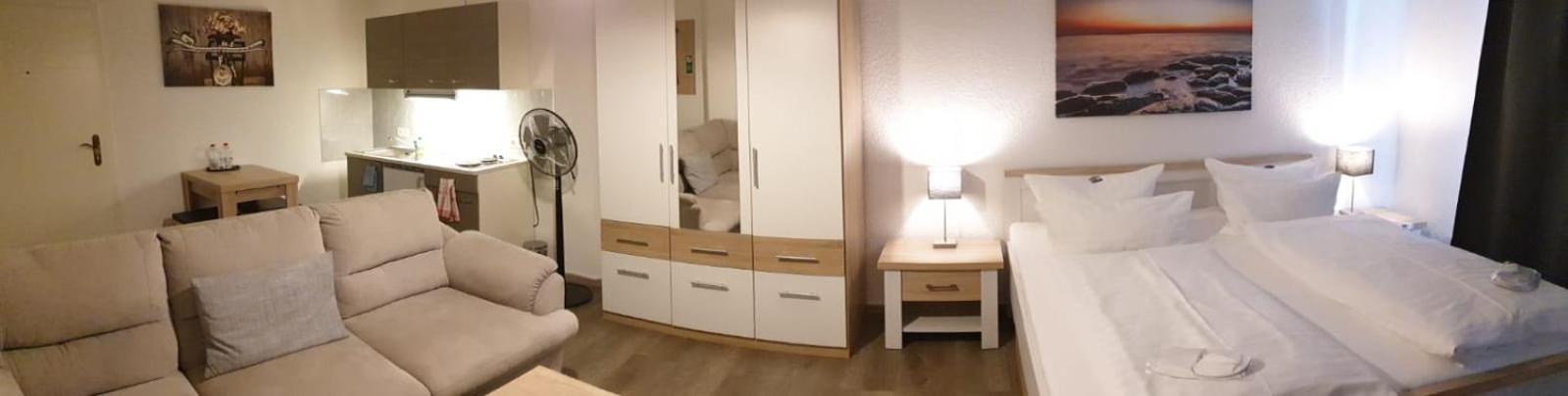 Hotel Zur Alten Stadtkellerei Leipzig Phòng bức ảnh A bedroom with a nightstand